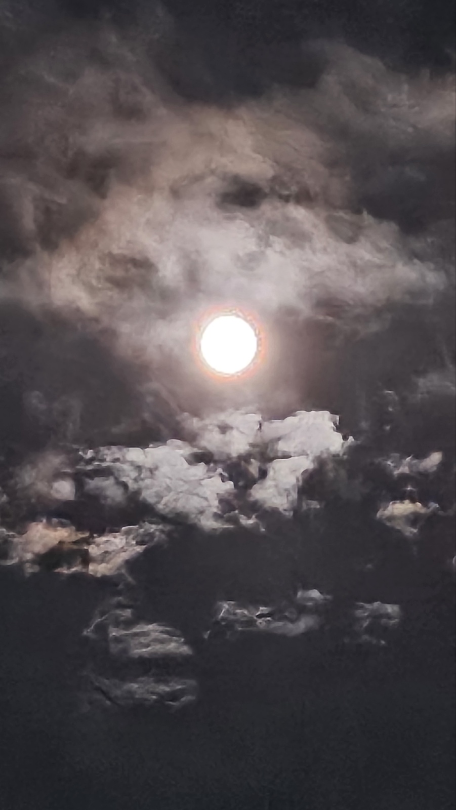 구름과 둥근달의 신비